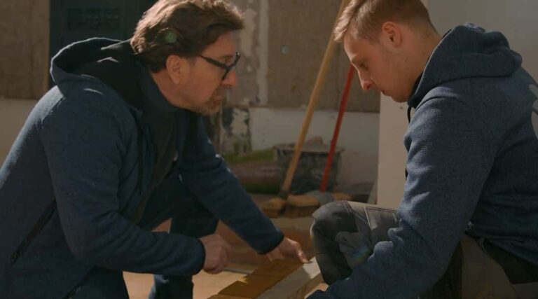 Formateur montrant un pavage à un étudiant